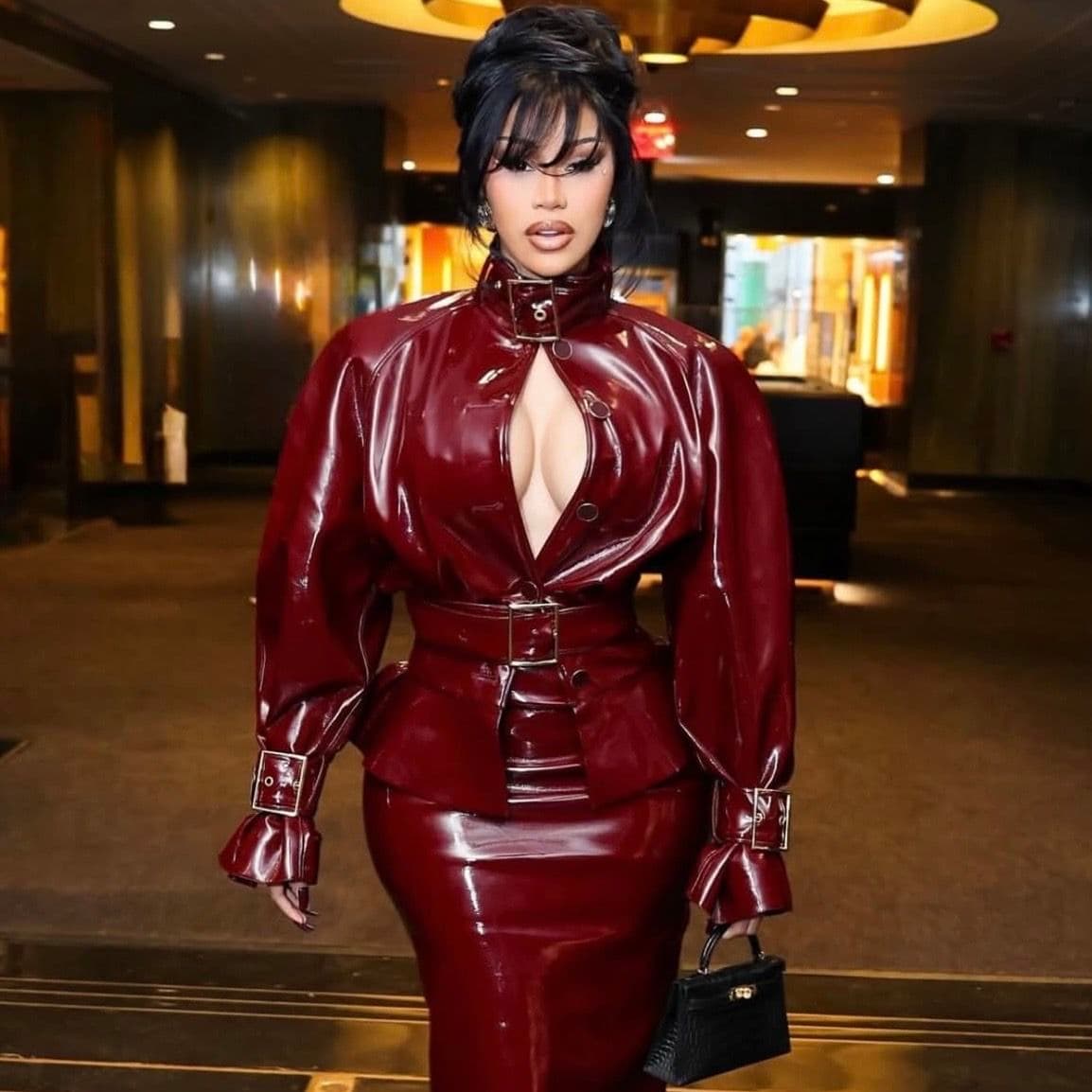  Cardi B's Makeup Artist Says This $10 Product Is the Key to Looking Airbrushed on Camera 