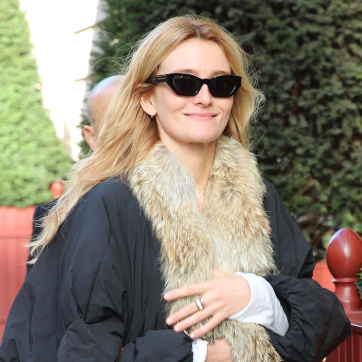  Look No Further: This Is the Bag Color Trend It Girls Are Wearing With Black Shoes Now 